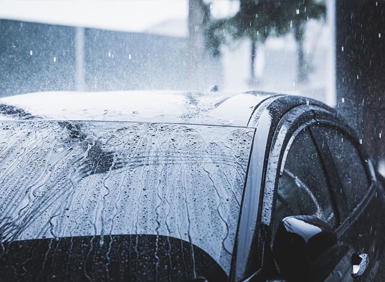 雨に当たる車